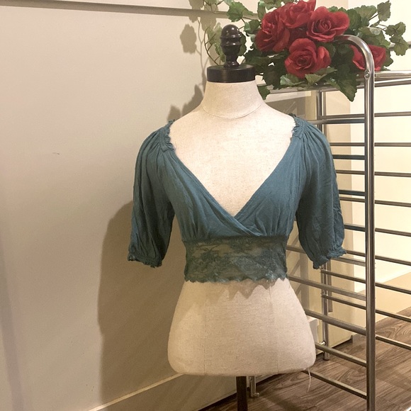 Urban outfitters Sage lace crop top with sleeves - Picture 3 of 3